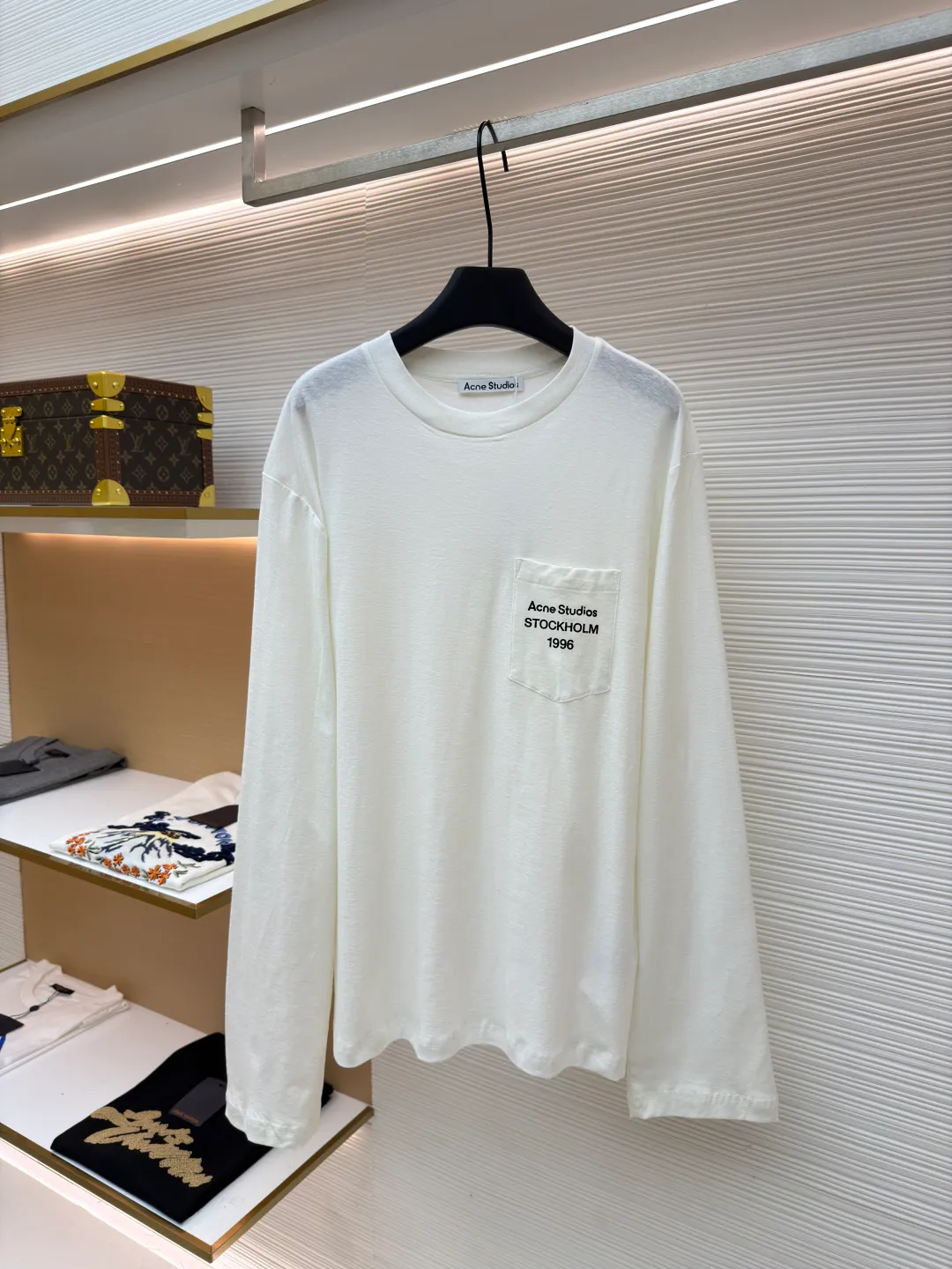 Acne Studios linen printed long sleeves ●Original version: Purchased and developed for 3199 ●Item number: 1681393-A05 ●Fabric: linen fabric ●Technology: Printing production ●Color: white ●Version: Fitted version ●Weight: about 215 grams ●Size: S-M-L ●Description: The fabric is blended with 85% combed cotton and 15% linen. Combed cotton provides the skin-friendly feel, durability and smooth texture of clothing when worn next to the skin; while the injection of 15% linen is the soul of the design - it breaks the mediocrity of pure cotton and brings the iconic natural irregular knotted texture, unique dryness and breathability, as well as a micro-wrinkle texture and retro charm that become more natural over time. This ratio not only ensures comfort, but also gives the fabric a three-dimensional, relaxed and vital high-level texture. The pattern decoration on the chest adopts traditional and elegant screen printing technology. This is not a simple flat transfer, but by making a fine screen and manually scraping the ink layer by layer onto the surface of the fabric. The overall wiring is straight and delicate, the fabric is comfortable and soft, and the color is consistent without color difference. It can be matched with the same style to create a fashionable look and control various occasions. Customized accessories, complete with three standards, same style for men and women!